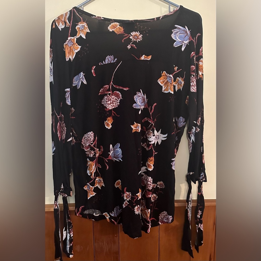 DAYTRIP size SMALL, black floral, V-neck, 3/4 length sleeved top. - Picture 2 of 6